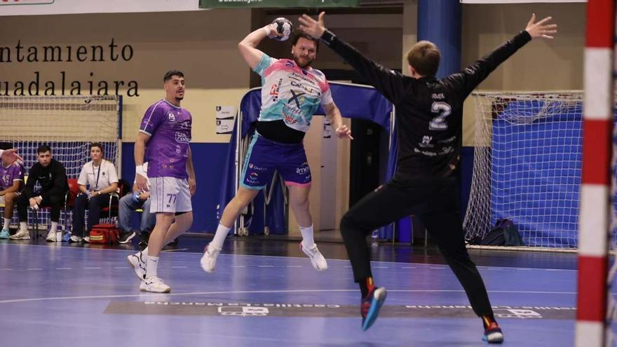 El Cajasol Ángel Ximénez rescata un punto de oro en Guadalajara con un penalti al límite