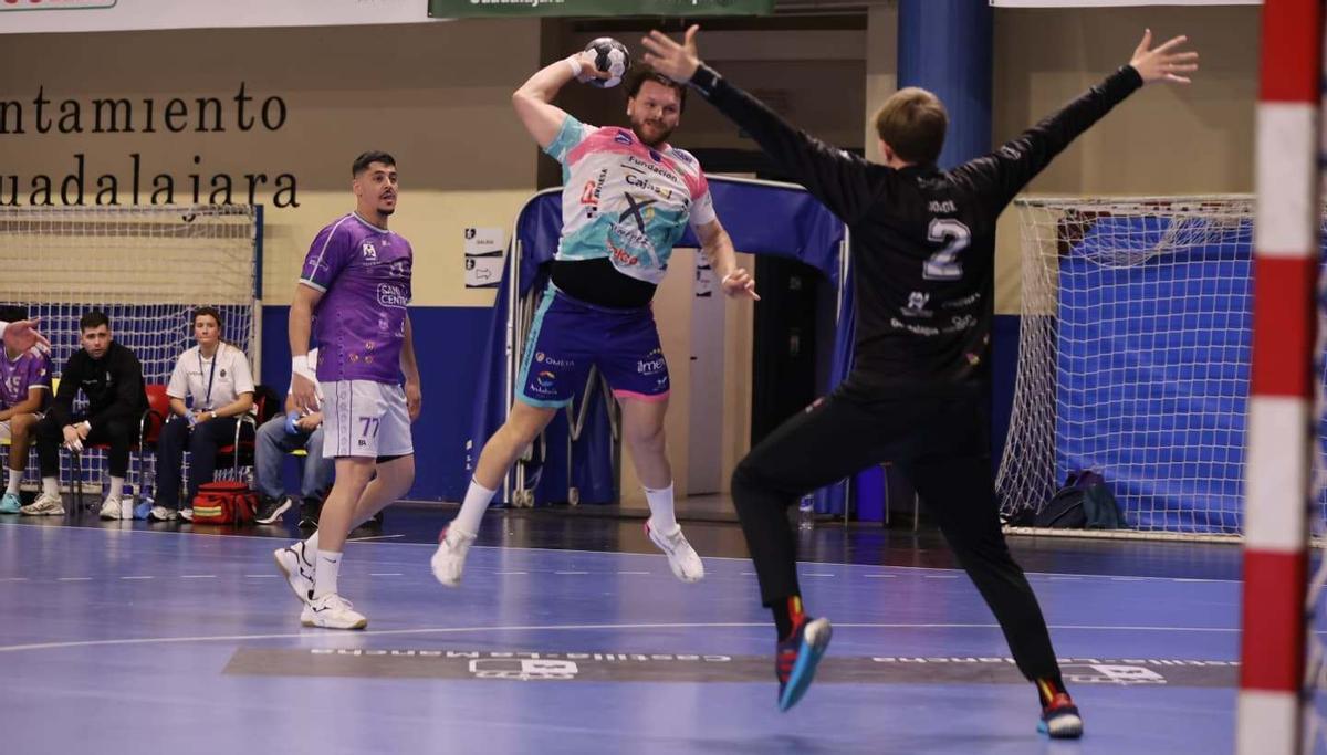 Dani Ramos realiza un lanzamiento a portería en el encuentro jugado por el Cajasol Ángel Ximénez en la cancha del Sanicentro Guadalajara.