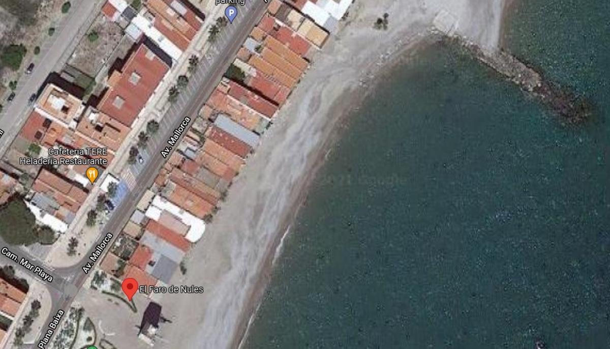 Zona en la que se encuentra el muro de rocas que han construido para proteger las casetas de primera línea en la playa del Bovalar de Nules.