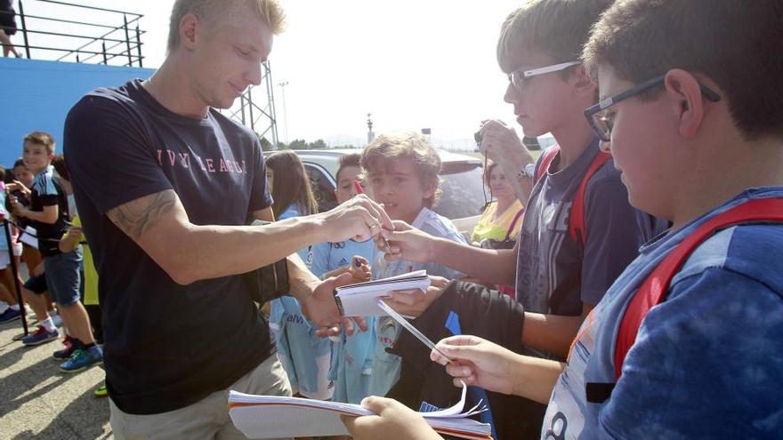 Wass firma autógrafos al término de un entrenamiento del Celta en A Madroa. // José Lores