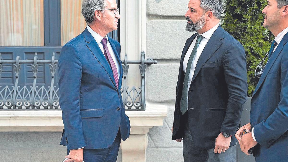 Alberto Núñez Feijóo conversa con Santiago Abascal