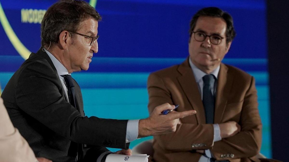 Alberto Núñez Feijóo, líder del PP, junto a Antonio Garamendi, presidente de la CEOE, en el Foro de innovación turística organizado por Hotusa Explora.