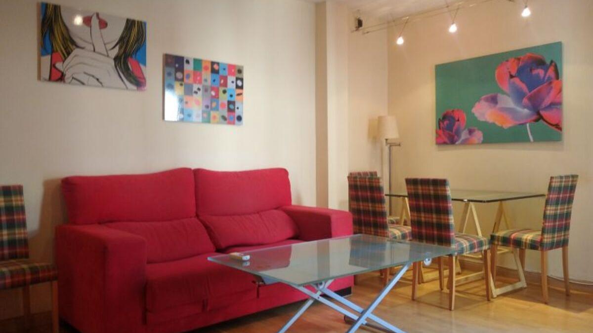 El salón de la casa a la venta en el centro de Zaragoza