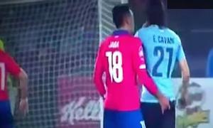 El defensa xilè Gonzalo Jara li fica un dit al cul al davanter uruguaià Edison Cavani durant el partit Xile-Uruguai, en quarts de la Copa  Amèrica 2015.