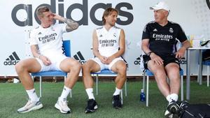 Kroos charla relajadamente con Modric y Ancelotti en la pretemporada.