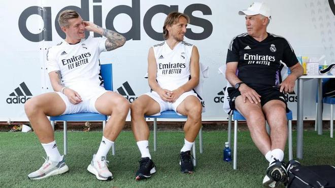 Kroos charla relajadamente con Modric y Ancelotti en la pretemporada.