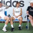 Kroos charla relajadamente con Modric y Ancelotti en la pretemporada.