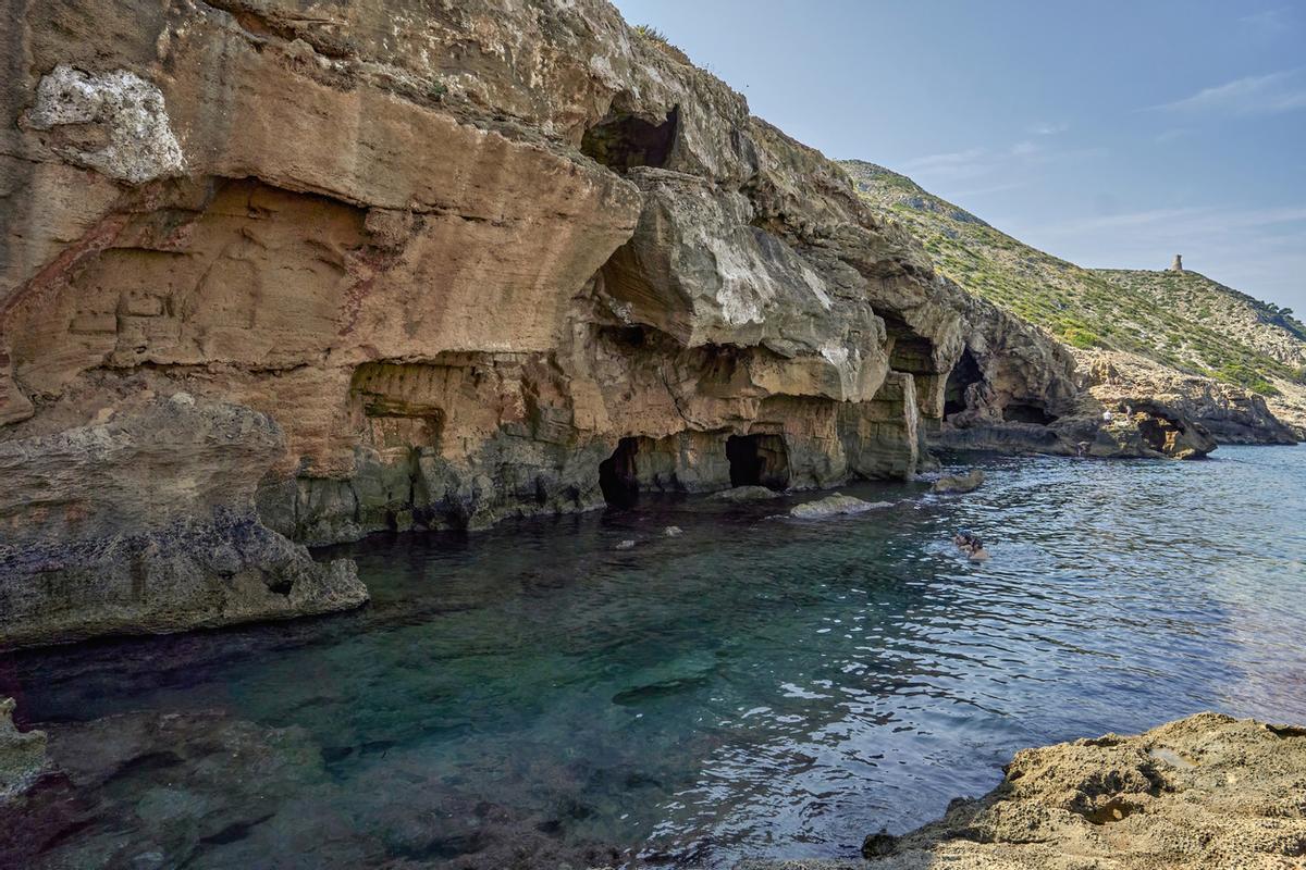 Cova Tallada en Jávea. Cueva marina en el parque natural del Montgó.