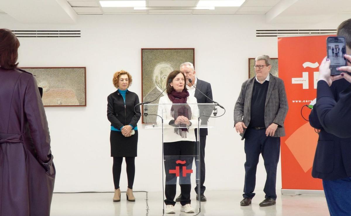 Aurora Ciriza, la esposa del artista, durante la inauguración de la muestra ayer en París