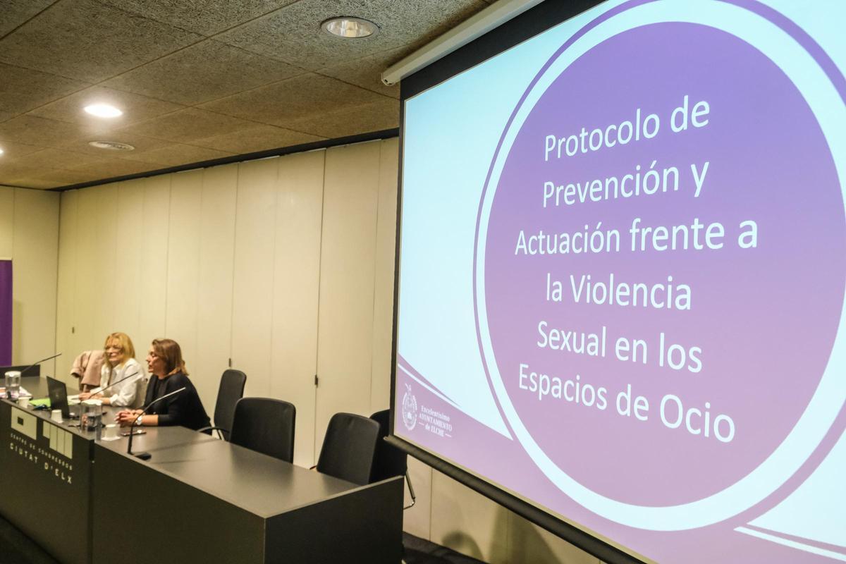 Sesión de formación contra la violencia sexual a los locales de ocio en Elche, en una imagen reciente