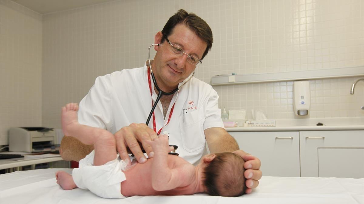El pediatra Javier Massaguer Xavier Massaguer durante una visita.
