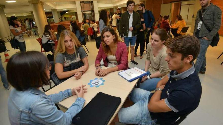 Algunos de los participantes en el encuentro, celebrado en forma de &quot;speed dating&quot;. // Gustavo Santos