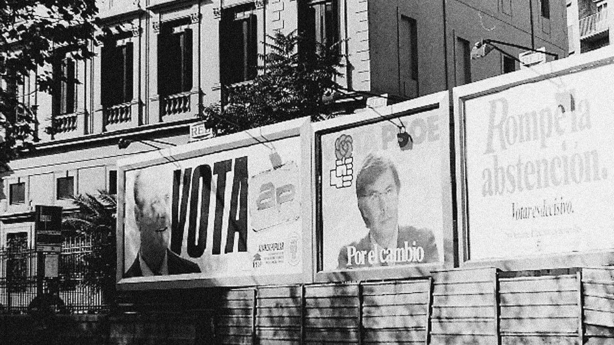 Candidatos sobre vallas de obra en la plaza Aragón, 1982