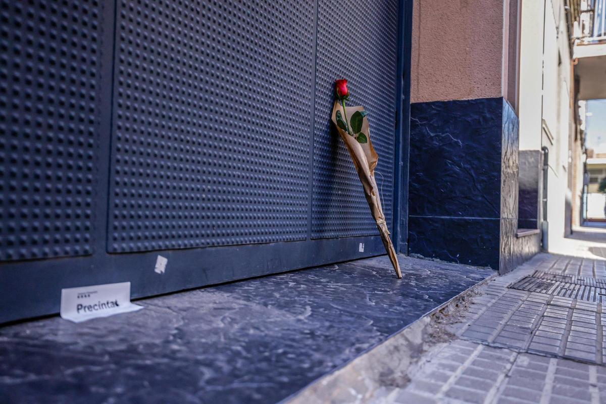 Una rosa depositada en el exterior de la casa de El Prat de Llobregat donde se ha producido el crimen de violencia vicaria