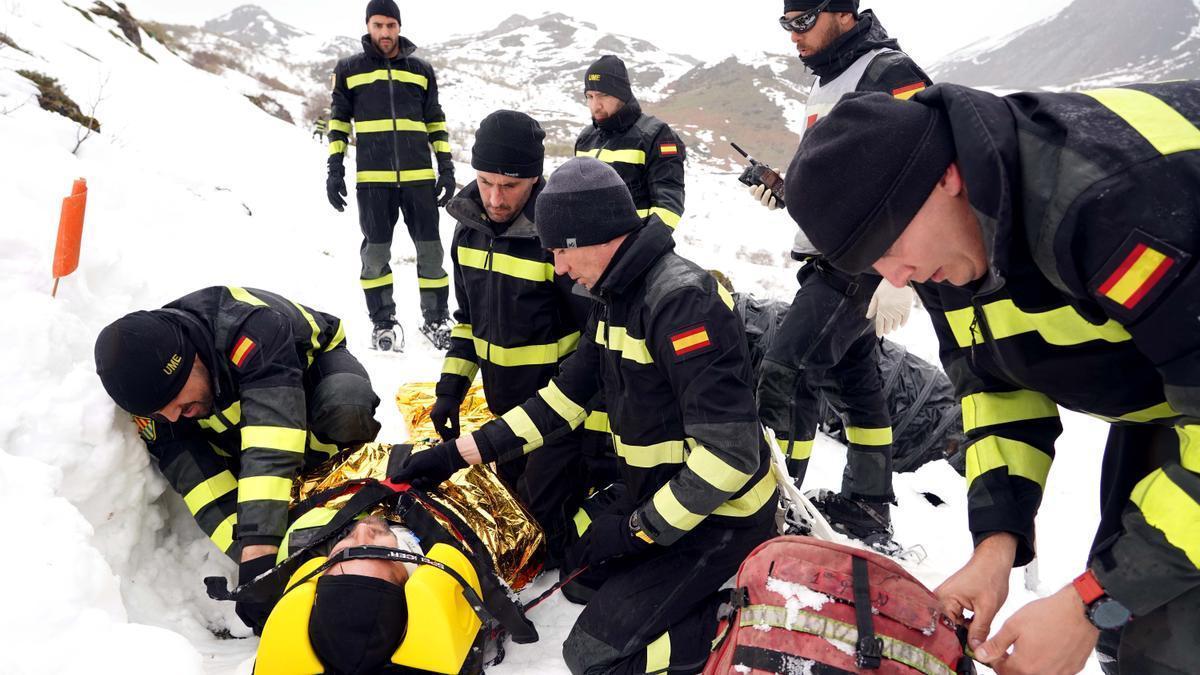 Simulacro de rescate de víctimas tras una avalancha de nieve a cargo de la UME.