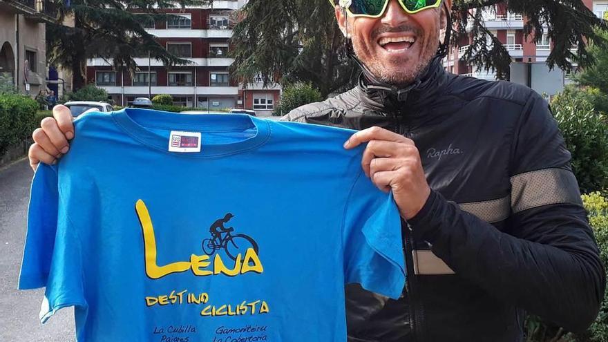 Luis Enrique, con la camiseta que promociona Lena como destino ciclista.