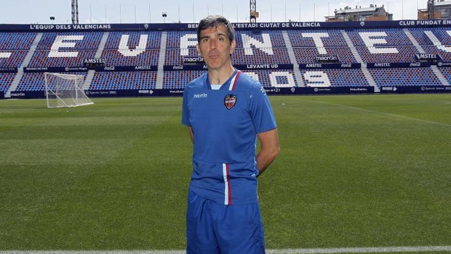 López Muñiz: &quot;Queremos jugadores con ganas de abrirse un hueco en el fútbol español&quot;