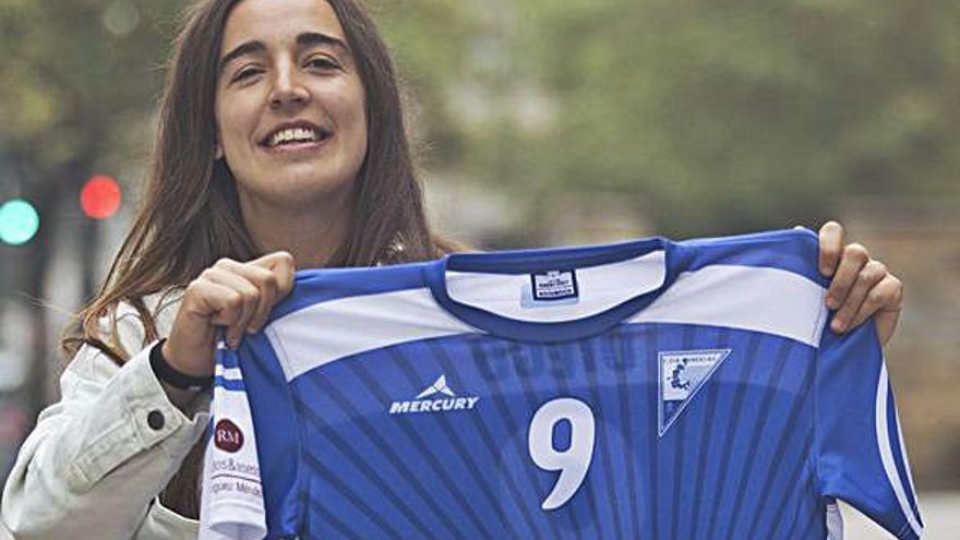 Celia Rojo,  jugadora del Oviedo Balonmano. |  MIKI LÓPEZ