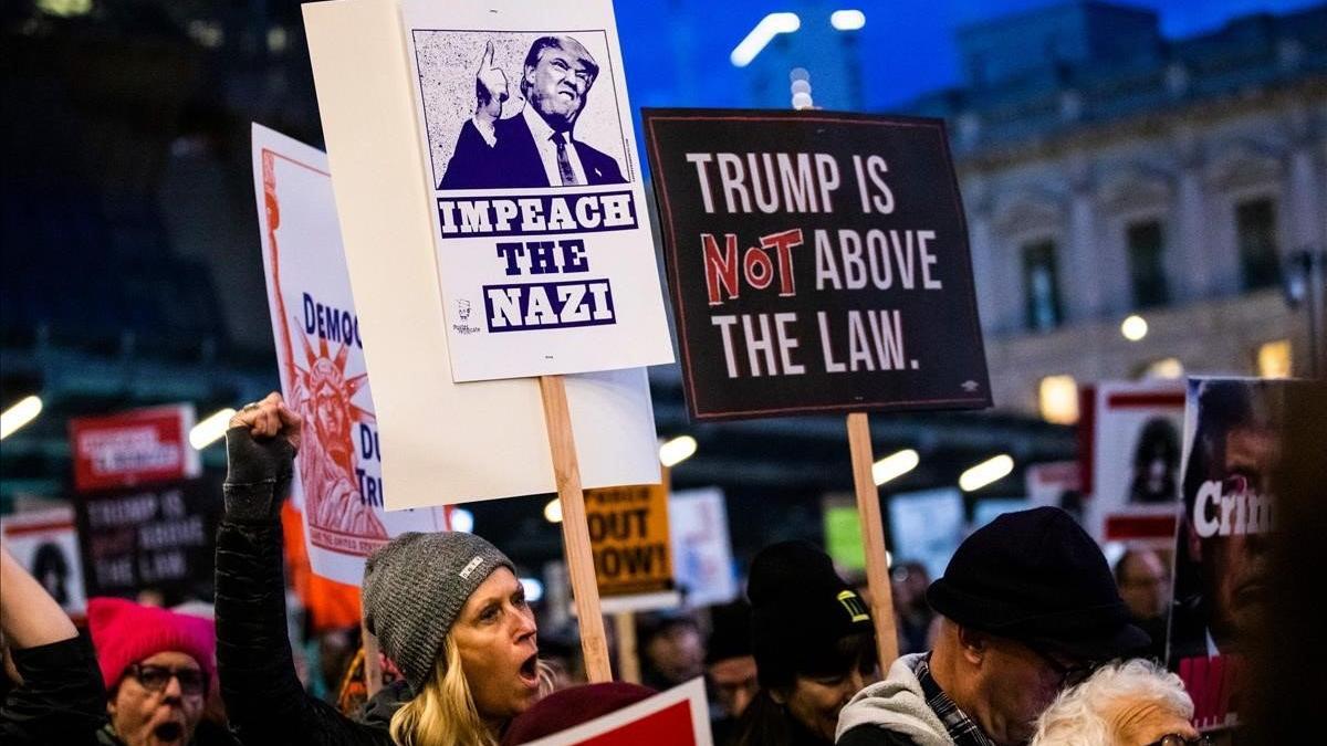 Manifestantes reclaman el 'impeachment' para Trump en una protesta en San Francisco.
