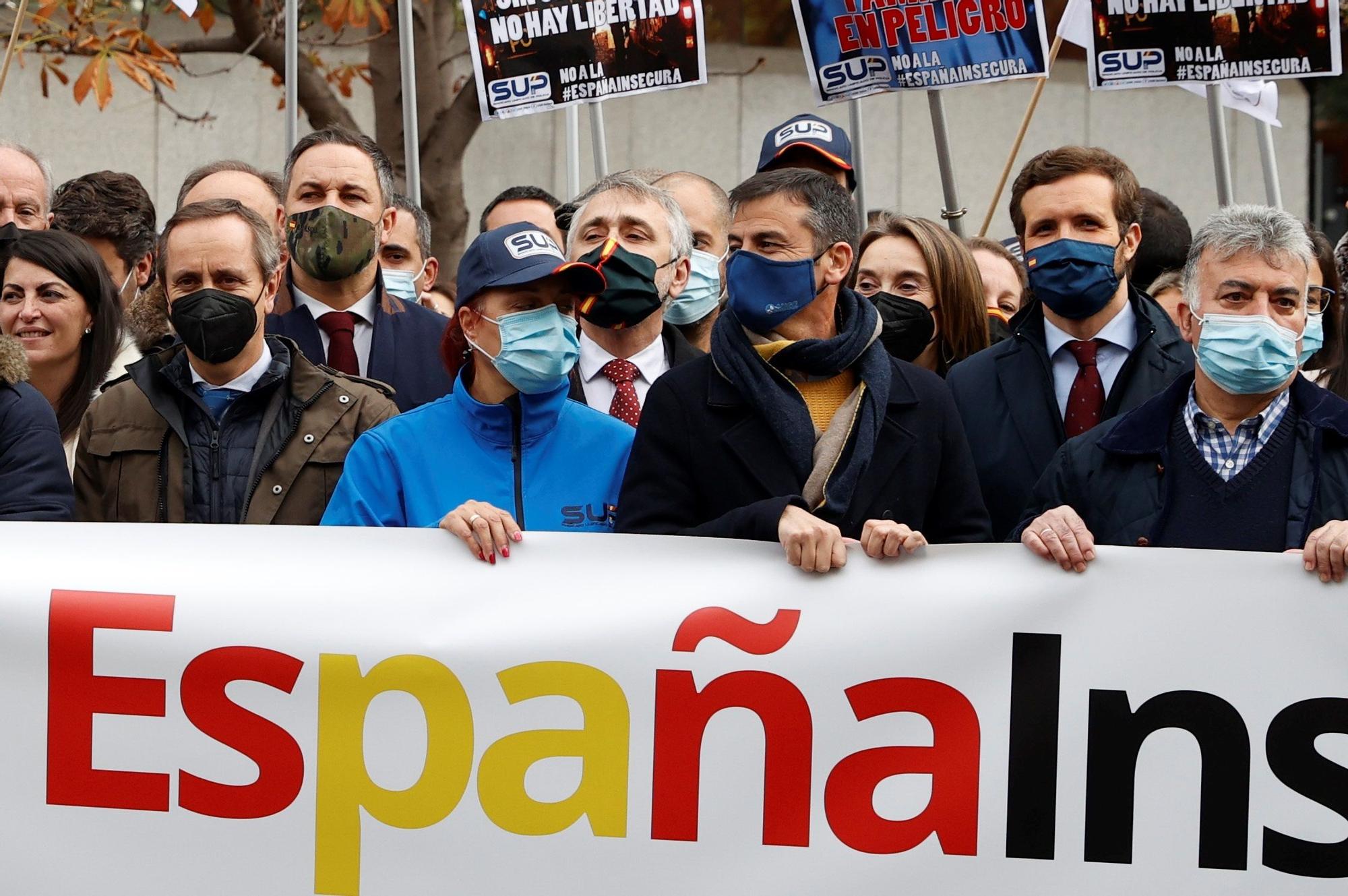 Casado y Abascal comparten pancarta en la concentración en Madrid.