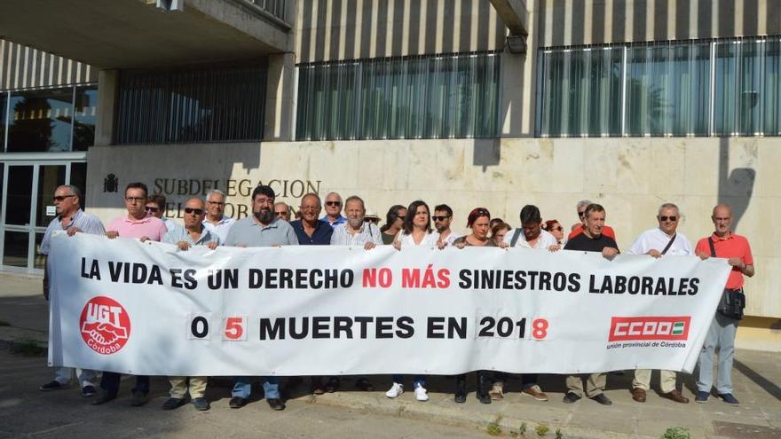 UGT y CCOO se concentran para pedir medidas que eviten los accidentes laborales