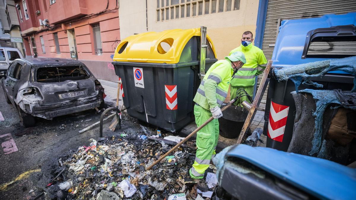 Contenedores quemados en la calle Burgos, en noviembre de 2020. También ardieron vehículos.