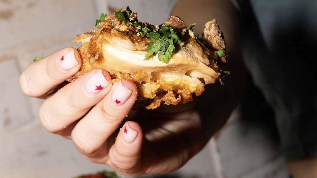 Los 'toppings' son clave en el pollo frito coreano.