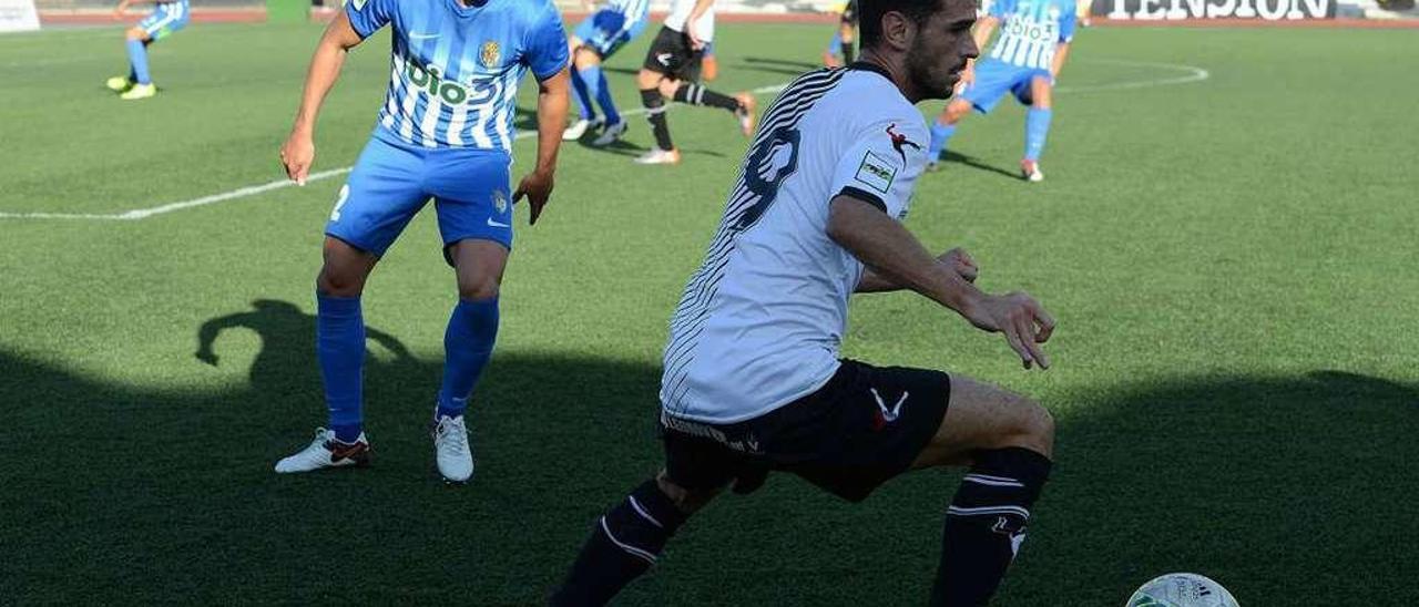 Annunziata controla el balón ante un jugador de la Ponferradina.