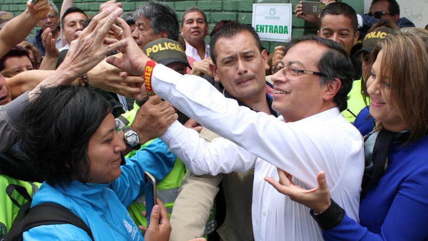 Gustavo Petro saluda a un grupo de simpatizantes tras votar.