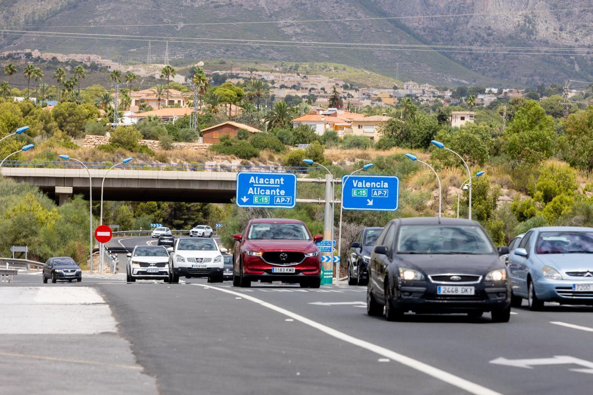 Vehículos en el acceso de Levante a Benidorm, donde se encontraba hasta diciembre de 2019 el peaje.