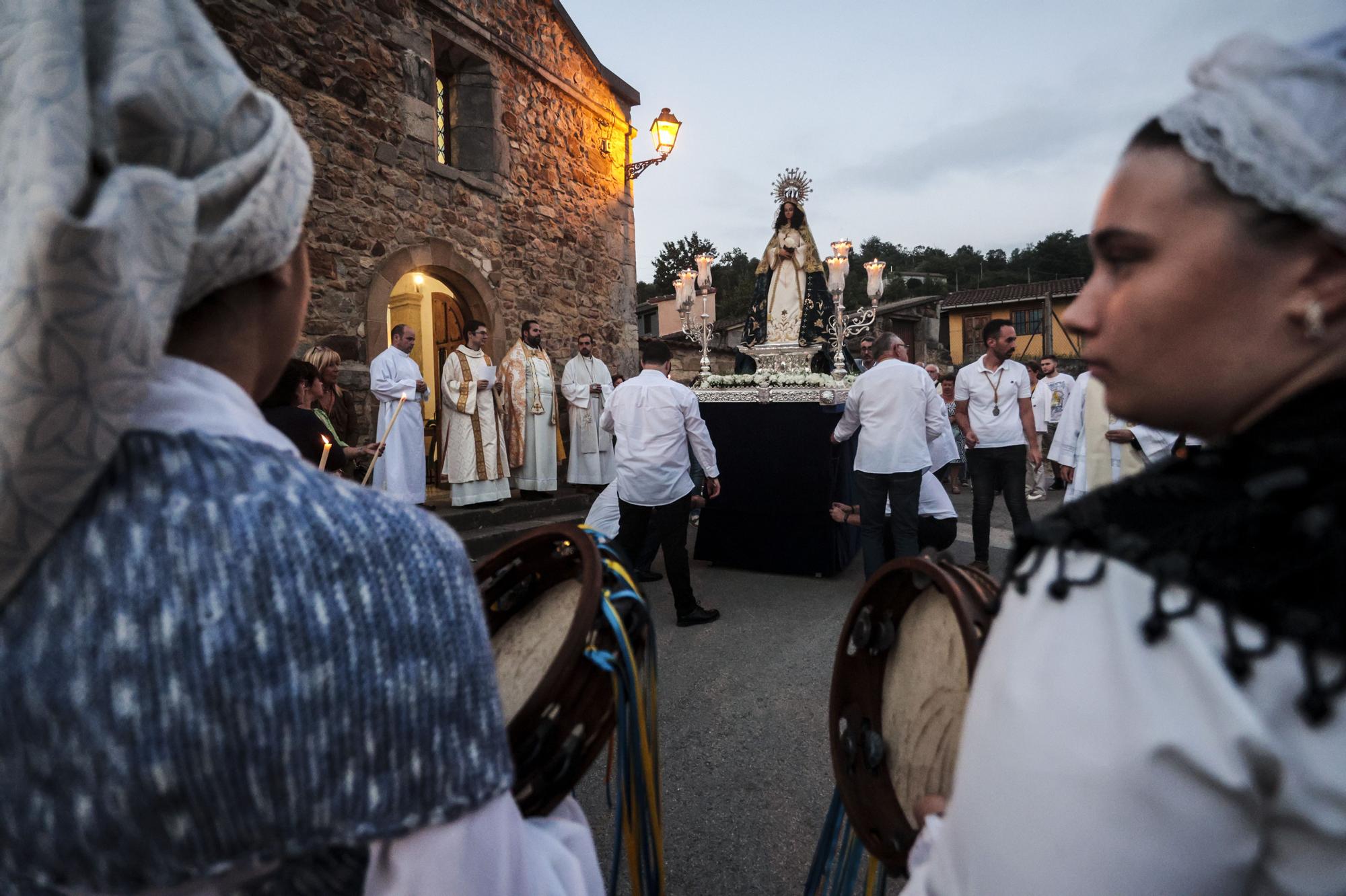 Así fue la procesión de la virgen del Otero que iluminó la noche de Pola de Laviana