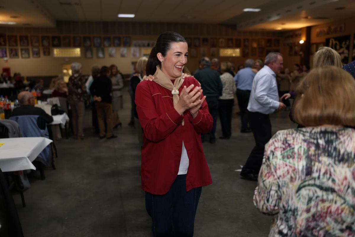 Fotogalería I Burriana celebra berenar i ball a la Llar Fallera per a la gent gran Fotogalería I Burriana celebra berenar i ball a la Llar Fallera per a la gent gran