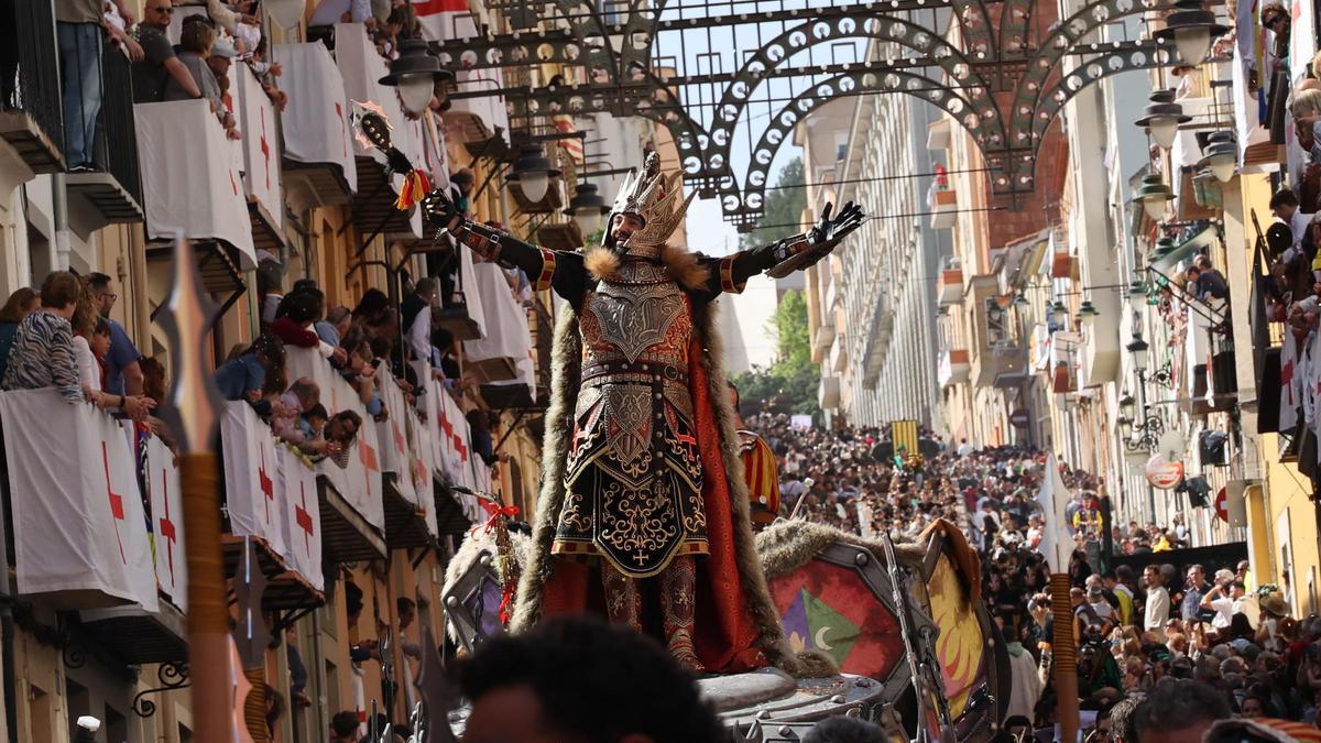 Así es la entrada de las tropas cristianas por Alcoi.