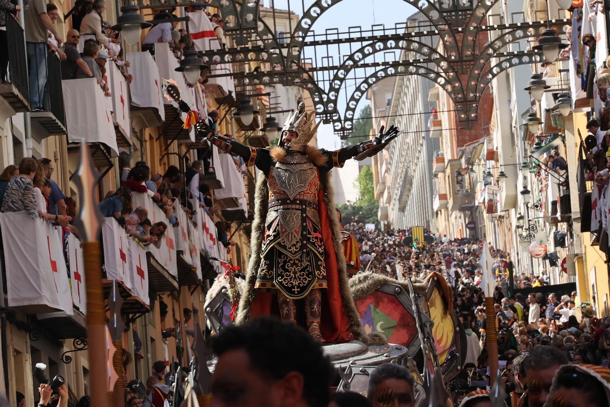 Así es la entrada de las tropas cristianas por Alcoy