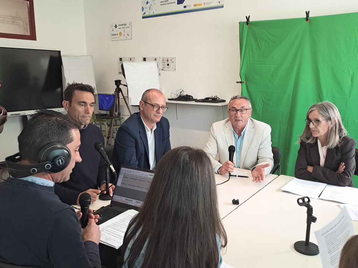 El consejero de Educación y Formación Profesional, Víctor Marín, visita el colegio rural El Sabinar, que forma parte de la Red de Radios Escolares.