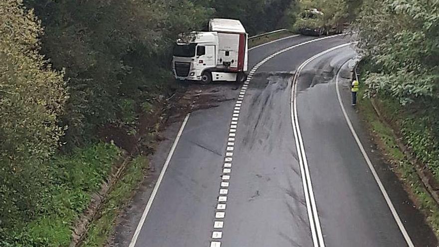 Una imagen del camión siniestrado en la tarde de ayer en Baloira.