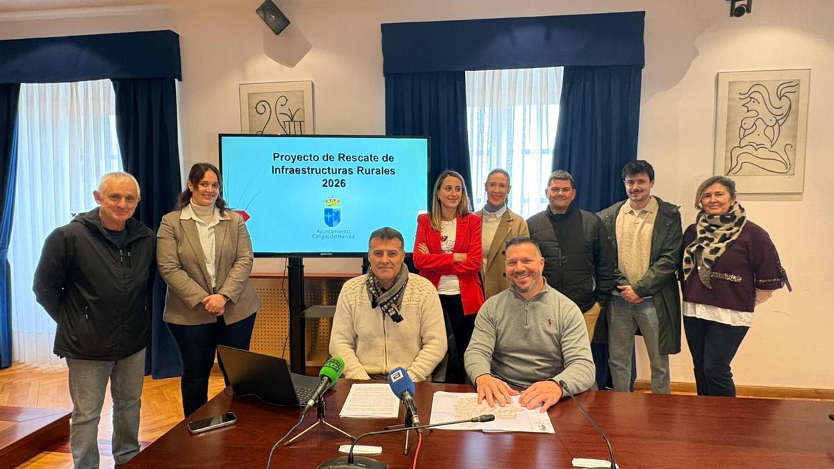 En primer término, sentados, José Luis Fontaniella y Ángel Menéndez. Detrás, por la izquierda, los ediles José Manuel Menéndez, Tania Rodríguez, Cristina Vega, Alba García, Marcial Fernández, Víctor Menéndez y Carmen Rodríguez.