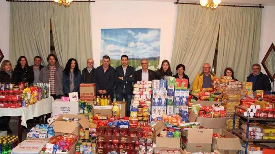 Entrega de los alimentos a Cáritas. // Fdv