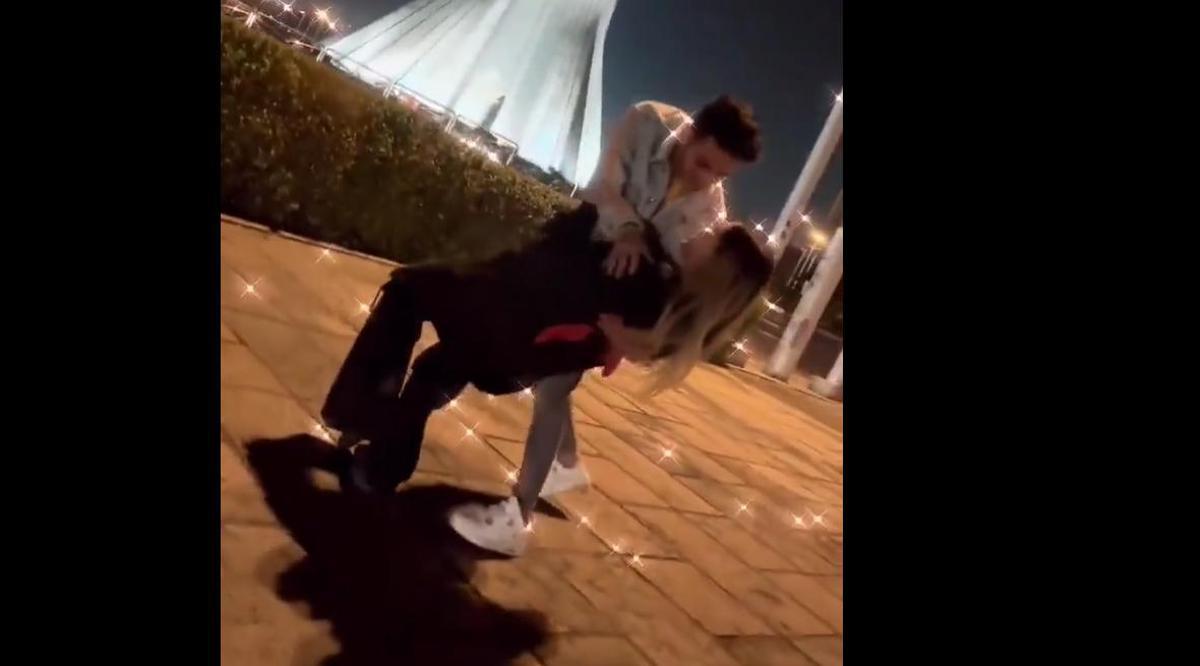 Condemnats a deu anys de presó dos joves per publicar un vídeo ballant sense vel al centre de Teheran Condemnats a deu anys de presó dos joves per publicar un vídeo ballant sense vel al centre de Teheran