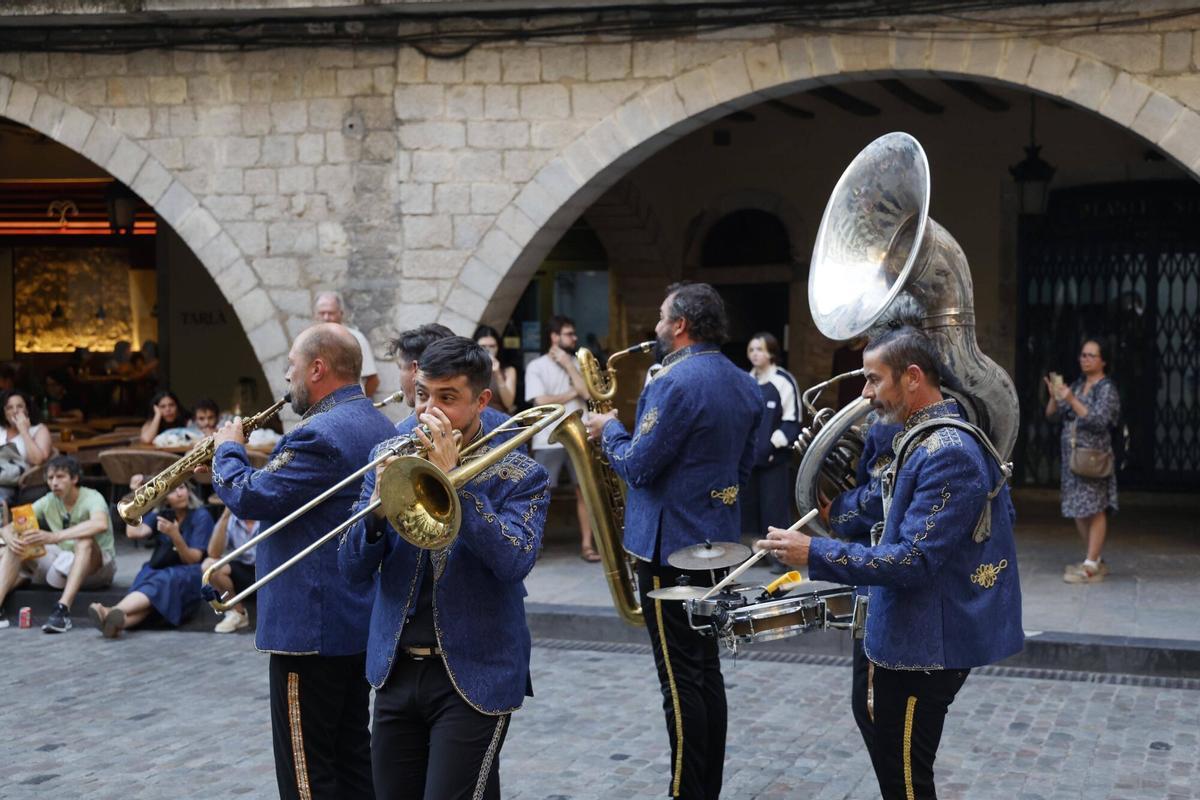 Les imatges de l'espectacle de carrer Fantasies Kikiristaneses dins el cicle Nit d'estiu del Caixaforum