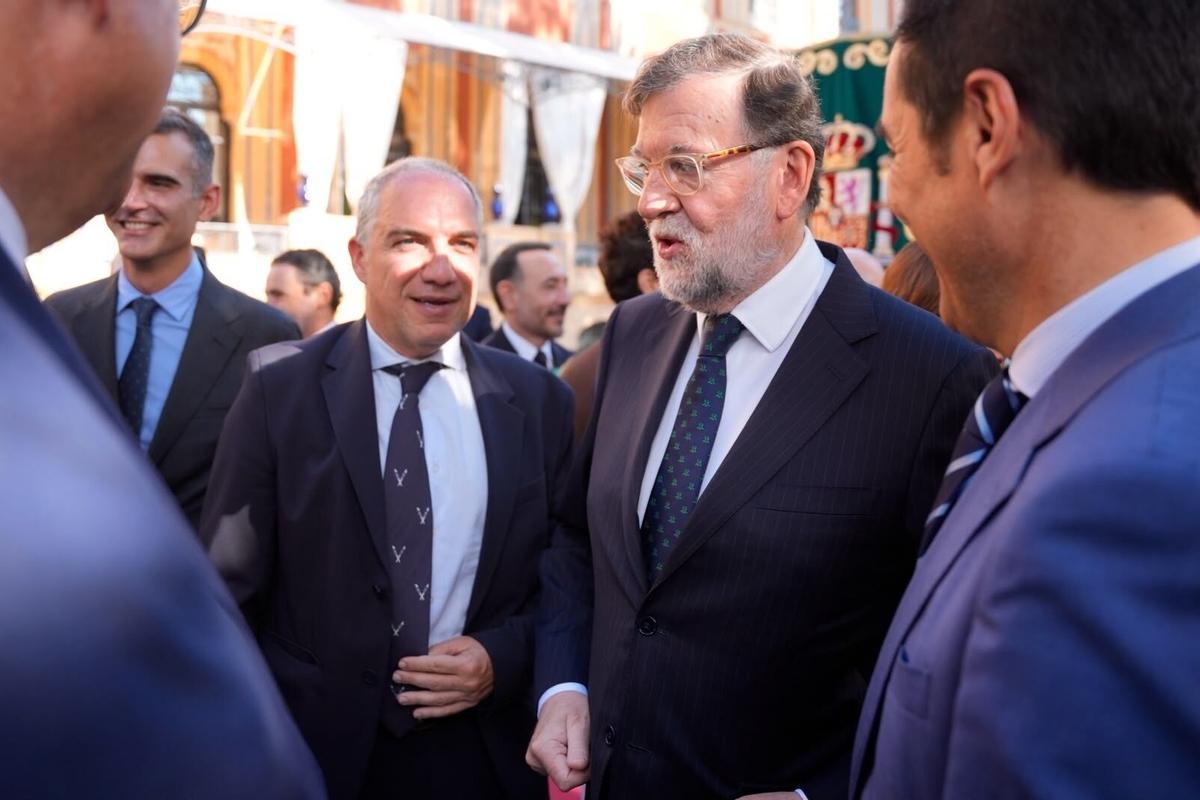 Elías Bendodo con el expresidente del Gobierno de España Mariano Rajoy en la toma de posesión de Juanma Moreno como presidente de la Junta de Andalucía.