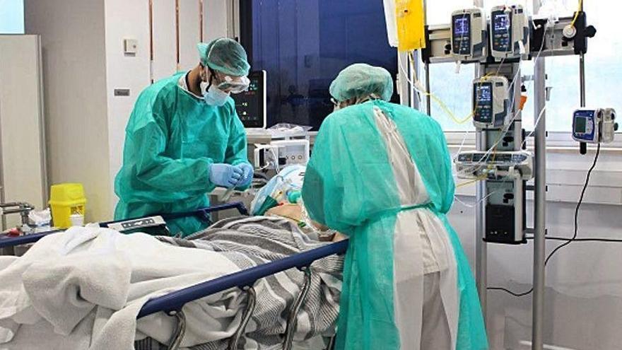 Dos metges tracten un pacient amb coronavirus a l&#039;hospital Trueta.