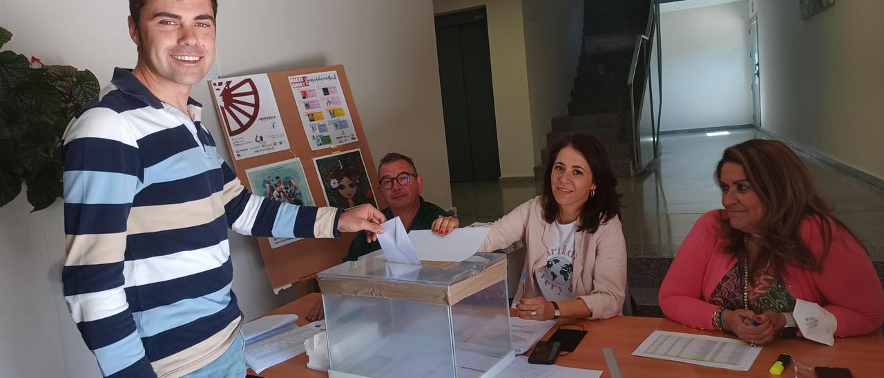 Alfonso Javier Mesa, joven agricultor ejerciendo su derecho al voto en Mérida.