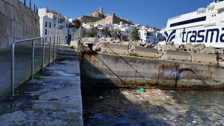 Estercolero flotante en el puerto de Ibiza