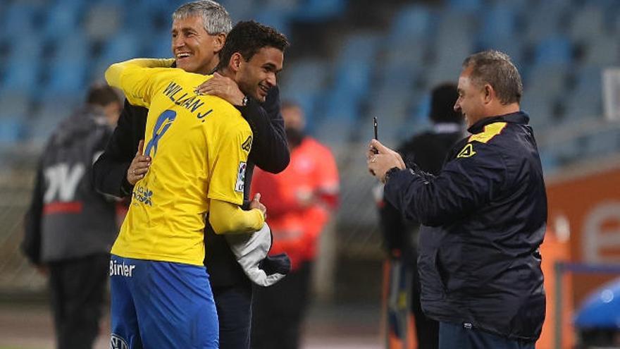 Willian José se abraza con Quique Setién, junto al banquillo amarillo.