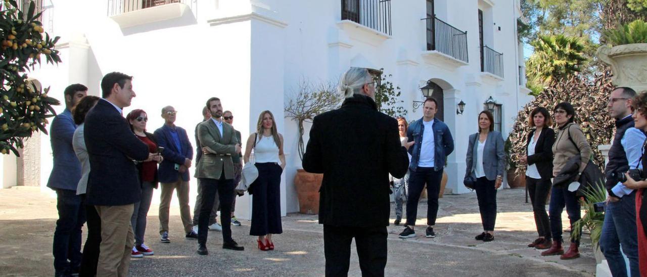 Los primeros visitantes de la Ruta Brines, con concejales del ayuntamiento, el viernes por la tarde en l’Elca.