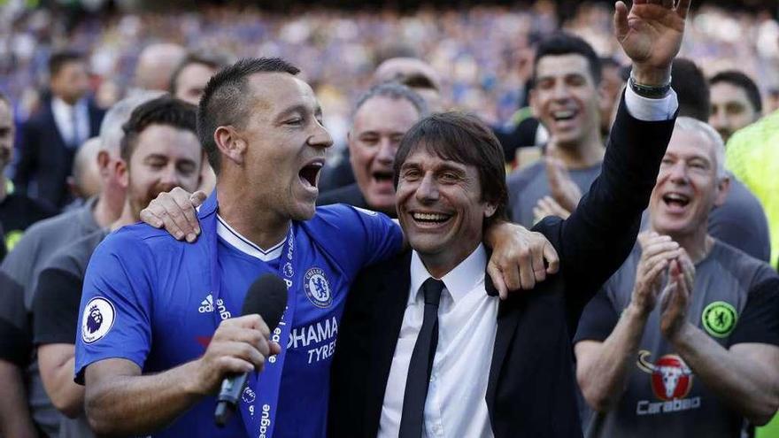 Terry, junto a Antonio Conte ayer en Stamford Bridge.