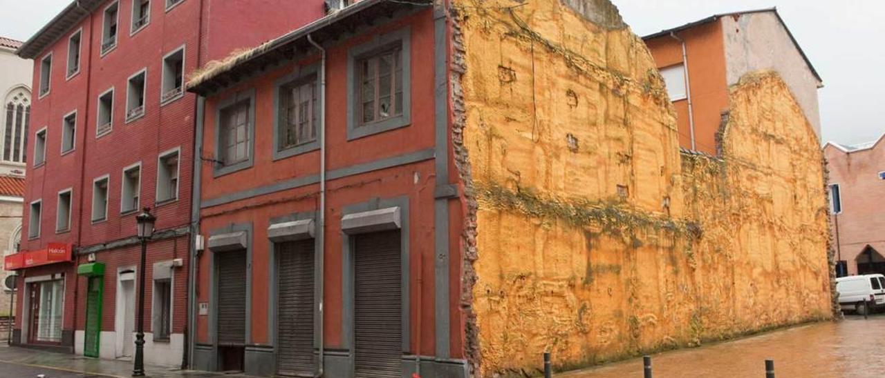 En primer término, edificio de la calle Aurelio Delbrouck incluido en el nuevo plan de derribos.