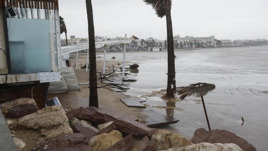 El temporal causa estragos en el Marina Beach Club de València