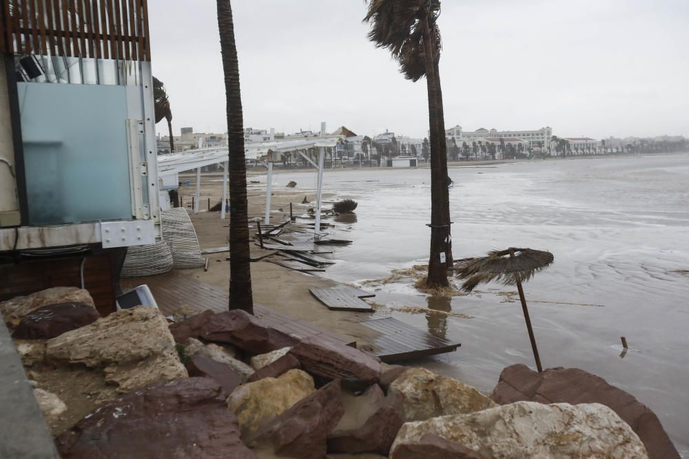 El temporal causa estragos en el Marina Beach Club de València